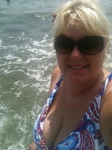 Cougar cherche un jeune homme Ă sucer